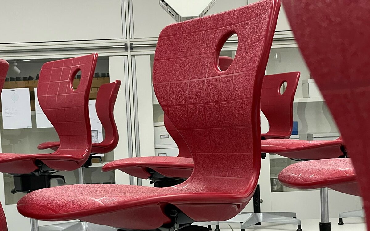 Ein Stuhl nach dem anderen aufgereiht in einem Klassenzimmer einer Schule auf den Tischen Ein Stuhl nach dem anderen aufgereiht in einem Klassenzimmer einer Schule auf den Tischen